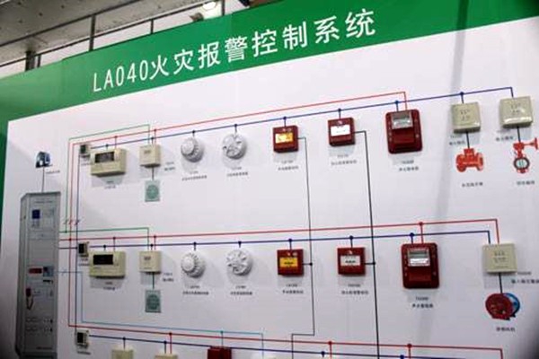 出現(xiàn)火警時，樓宇控制系統(tǒng)如何快速做出反應？